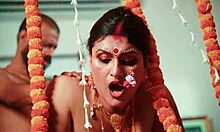 Die erste Nacht der indischen Ehefrauen mit dem Freund des Mannes beinhaltet schmutziges Reden und Arschverehrung