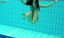 ケイティ・ソロカスがプールサイドで裸で赤いビキニのお尻で泳ぐ