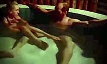 Masa mandi yang panas dengan jari kaki kekasih