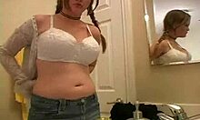 Amateur tiener met grote borsten plaagt met haar bh in de badkamer