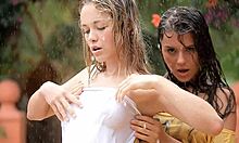 Gadis remaja terbaik mandi di luar dengan kain mereka yang basah