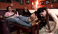 Prietenele arătoase își curăță picioarele în fața camerei