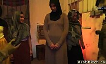 Arabský vojenský dôstojník dostáva po prvý raz lízanie zadku svojho tínedžera