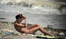 Тамнокоса гола жена шета гола на плажи