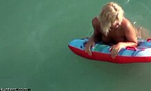 Amatorska blondynka prezentuje swoje ciasne ciało w wodzie