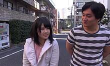मुश्किल से कानूनी जापानी लड़की एक अजनबी के साथ बहुत शर्मीली है।