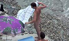 黒髪の素人がビーチで裸になる