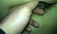 털난 엉덩이와 보지를 가진 Horny한 여자친구가 손가락으로 자극을 받아요!