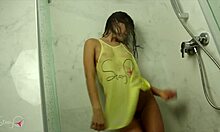 आर्ट्सी-फार्टसी सोलो वीडियो जिसमें एक काले बालों वाली अमेचुर गर्लफ्रेंड है।