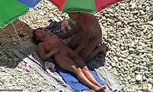 Trío nudista en la playa con dos chicos y una chica