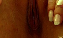 Rjavolaska stiska svoje prsi med masturbacijo
