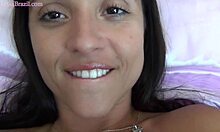 Јанесса Бразил ужива кроз сатенске гаћице, уживајући у себи