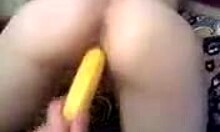 Дечко убацује банану у пичку своје бивше девојке