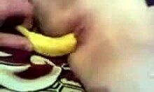Vriend zet banaan in ex vriendinnen kutje