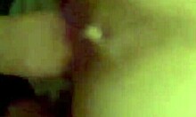 Ситна црвенокоса Колумбијка са примамљивом малом задњицом се интензивно јебе отпозади из перспективе првог лица
