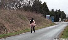 Una donna amatoriale cicciottella si mostra in pubblico e ad uno spettatore viaggiatore all'aperto, con le sue curve voluttuose e un ampio derriere