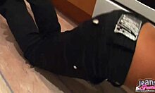 검은색 타이트한 청바지와 팬티를 입은 섹시한 십대의 집에서 만든 비디오