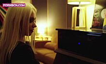 Prsnatá blondínka s klavírnymi schopnosťami sa oddáva sólovej hardcore masturbácii
