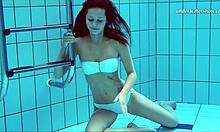 HD video nadrženého maďarského teenagera Natu Szilvy, který má fetiš na podmořské porno