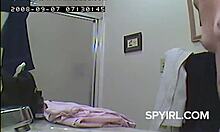 Amatør spion video av en vintage jente på badet