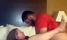Une grosse bite noire et une jolie adolescente se livrent à une baise torride dans une chambre d'hôtel