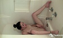 Guarda come i piccoli seni di Anastasia rimbalzano mentre si masturba sotto la doccia