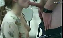 Pacar Remaja yang nakal memberikan pacarnya blowjob sensual di webcam