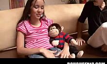 En ung barnevagt giver en uhyggelig blowjob