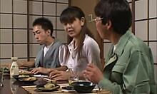 Threesome Jepang dengan remaja dengan payudara kecil dan vagina berbulu