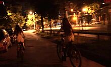 Remaja muda amatir mengendarai sepeda telanjang di jalanan kota - Dollscult