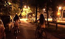 Tenåring sykler naken på offentlig sted - dukkekult