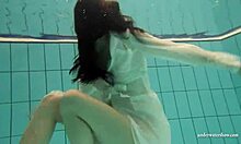 Una ragazzina con le tette piccole e la figa stretta fa il vizioso in piscina