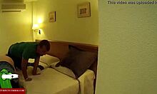 Et ophidset par sutter og slikker på en skjult kamera på et hotelværelse