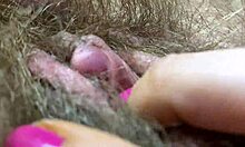 Close-up ekstrim dari klitoris besar amatir liar di hutan