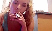 18-jähriger Amateur raucht 6 Marlboro-Rotes in der Öffentlichkeit