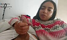 Una giovane e adorabile mora fa un pompino al pene del suo cugino materno e raggiunge l'orgasmo