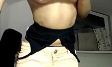 प्रिंसेस माया की स्ट्रिपटीज़ में किशोर योनि और गर्म गधे को ट्रिम किया जाता है