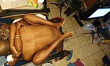 Μια ερασιτέχνης MILF με αναπηδούντα βυζιά πηδιέται από ένα μεγάλο μαύρο πέος