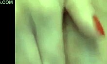 Косава аматерка користи краставицу док прсти своју вагину