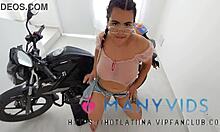 Lauren Latina, une adolescente brésilienne, se fait coiffer son gros cul sur sa moto en Colombie
