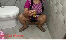 भारतीय भाभी को सार्वजनिक शौचालय में अपनी योनि को चाटने और चोदने का आनंद मिलता है