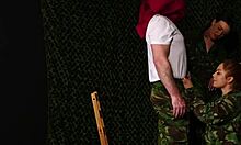 Mulher britânica se veste de milf ruiva do exército para um trio