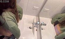 Amateur stel geniet van openbare seks in de badkamer
