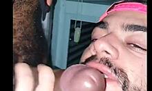 Un agent de sécurité gay latino profite d'une baise hardcore et d'une pipe d'une pute