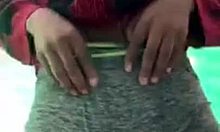 Video fatto in casa di un'adolescente che stimola il clitoride e il dito del cammello