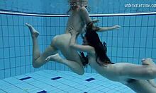 俄罗斯女孩Clara Umora和Bajankina沉迷于一些热辣的水下动作