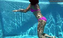 Jessica Lincolnsin kotitekoinen video esittelee kuumaa tyttöä, joka nauttii kaksinkertaisesta tunkeutumisesta altaassa