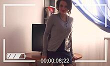 Bruna amatoriale provoca in un video fatto in casa con abiti strappati