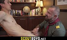 Schwuler Pfadfindermeister gibt Teenager-Scout in einem Heimvideo orale Freude