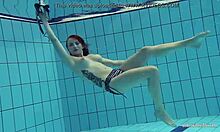 נערה אמצעי קטרין מתפשטת מתחת למים בסרטון ביתי